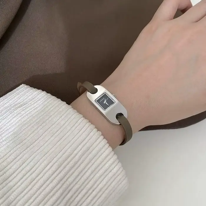 Montre à bracelet fin en cuir et or jaune pour femmes design rétro et élégant occasions spéciales et quotidiennes