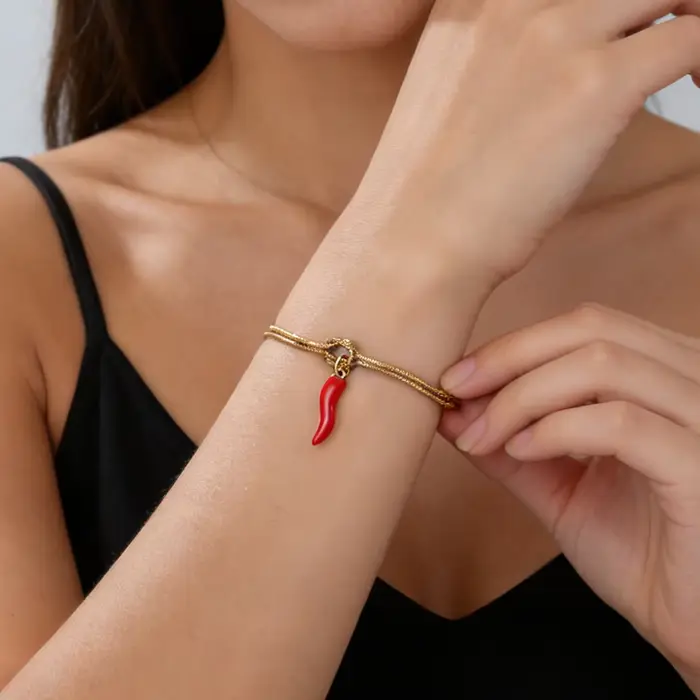 Bracelet en acier inoxydable avec breloque corne italienne émaillée rouge