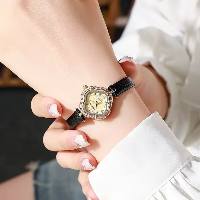 Montre pour femme, bracelet trèfle à quatre feuilles
