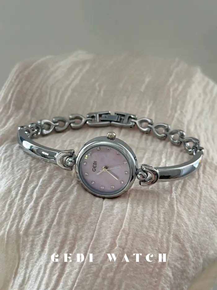 Montre violette de style à la mode et romantique. Nouveau modèle 2025 pour femme. Luxe haut de gamme