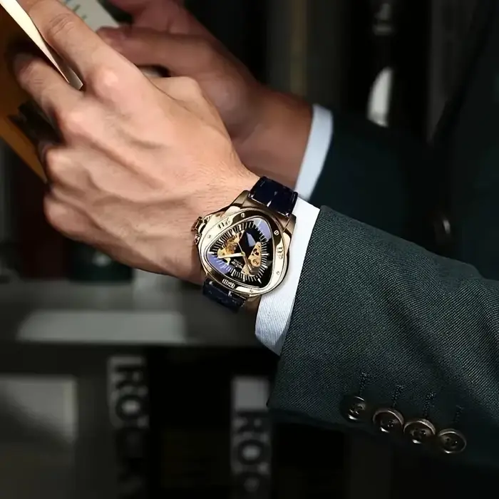 Montre pour homme squelette triangulaire dorée