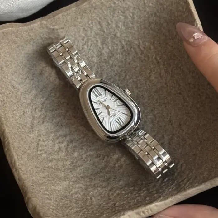 Marque serpent tête cadran femmes montre de luxe dames montres à Quartz en forme de gouttelette chiffre romain bracelet