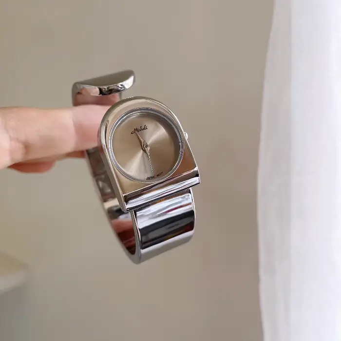 Montre de luxe en alliage avec mouvement quartz résistante à l'eau pour femmes occasions spéciales élégantes à offrir