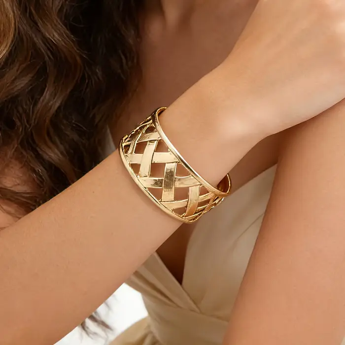 Bracelet ouvert en or tressé (minimaliste moderne) – Bijou tendance parfait pour les brunches
