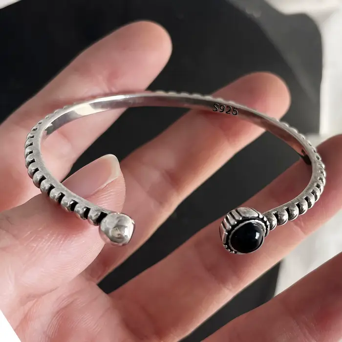 Bracelet en argent 925 avec perles noires et pendentif ours mignon pour femmes bijou de fête vintage original à offrir