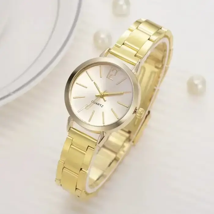 Montre-bracelet quartz analogique pour femme avec bracelet en alliage, design luxueux et finitions soignées pour toutes les occasions élégantes