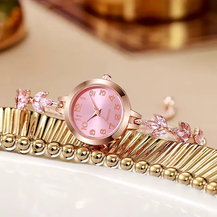 Montre pour femme, élégante et au style épuré
