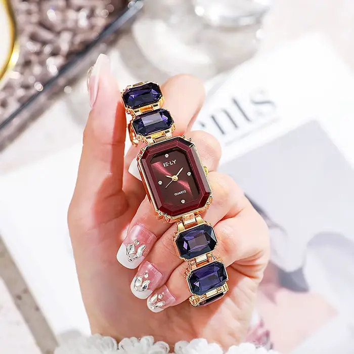 Montre pour femme carrée tendance de la mode petite