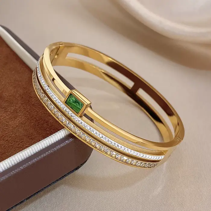 Bracelet manchette de luxe en acier inoxydable ajouré pour femme