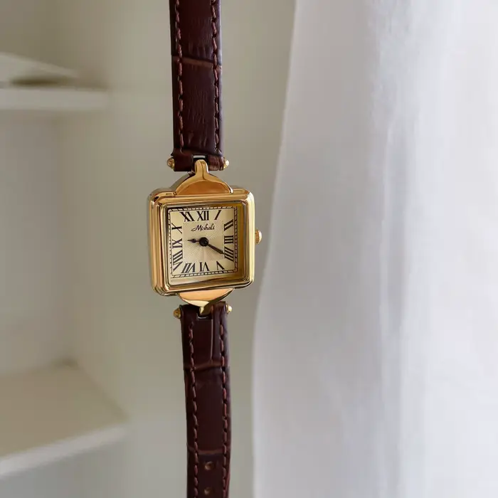 Montre carrée en cuir pour femmes