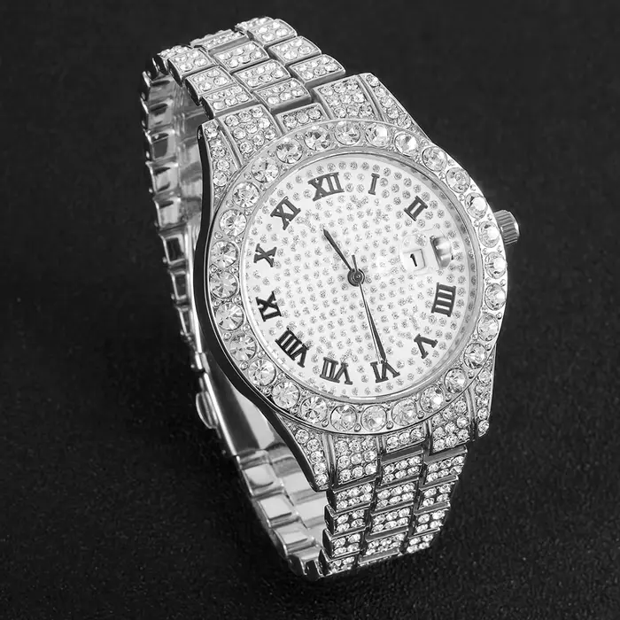 Montre en argent à quartz entièrement sertie de diamants