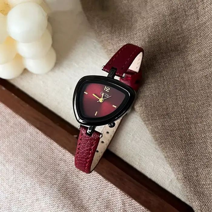 2025 nouvelle montre pour femme élégante minimaliste avec petit cadran asymétrique conception montre-bracelet à Quartz