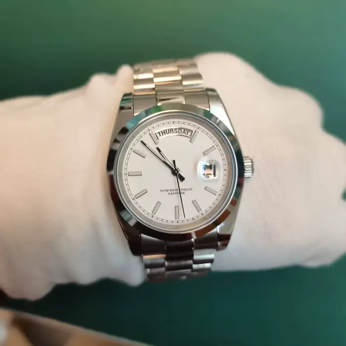 Montre homme Quartz saphir acier inoxydable résistante à l'eau pour occasions spéciales et activités quotidiennes