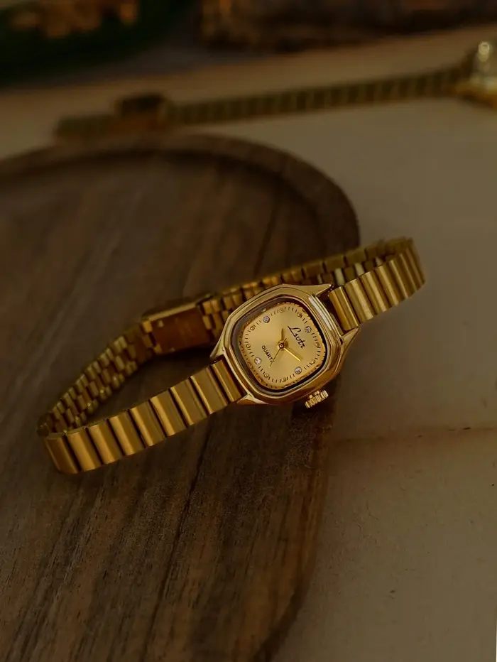 1 Nouvelle montre pour femme à petit cadran carré doré exquis vintage de style français, à la mode, simple, élégante, luxueuse, compacte, étanche, bracelet en acier inoxydable, montre à quartz classiq