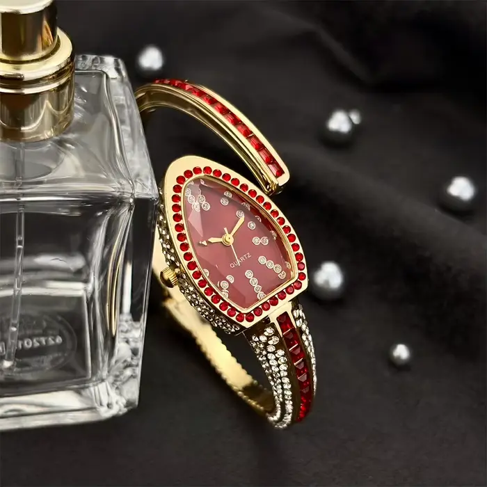 Montre-bracelet de luxe pour femme avec cadran serpentine et diamants sur le côté