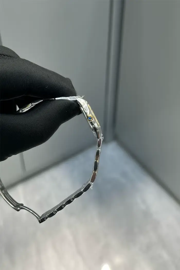 Montre de luxe personnalisée en acier inoxydable pour femmes avec affichage chiffre romain et résistance à l'eau pour occasions spéciales
