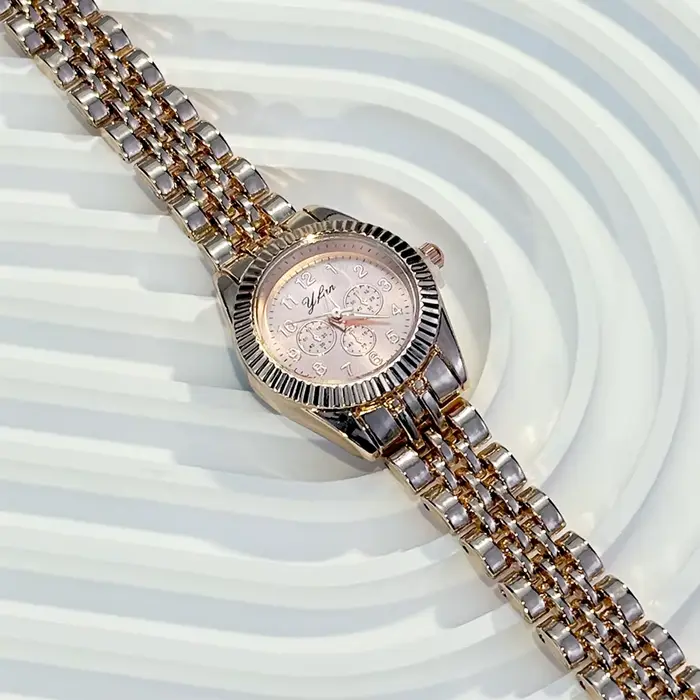 Montre pour femme élégante à cadran circulaire minimaliste de luxe avec bracelet en métal