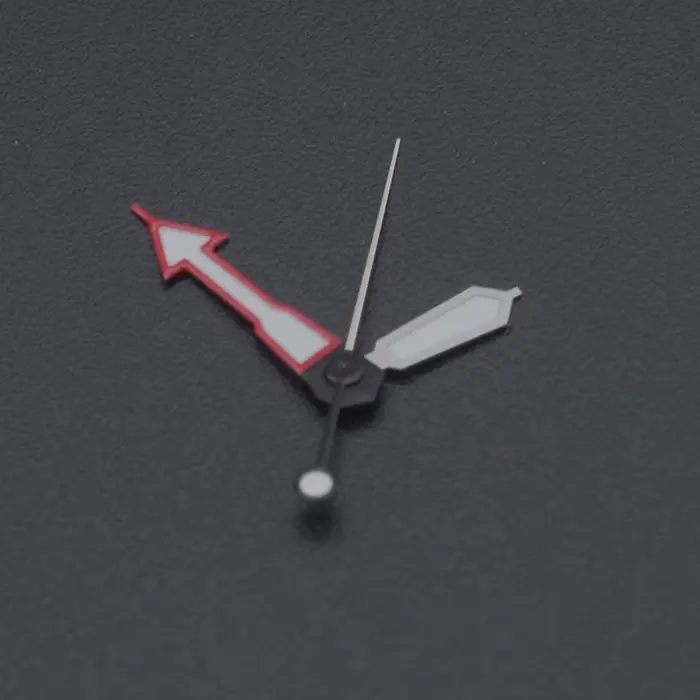 Aiguilles de montre argentées rouges