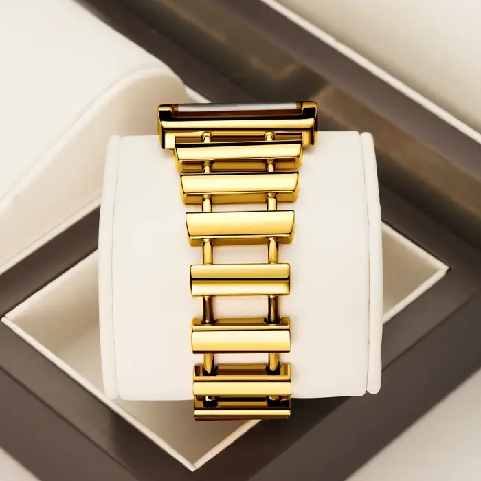 Montre pour femme de la marque YaLaLuSi : Cadran carré tendance