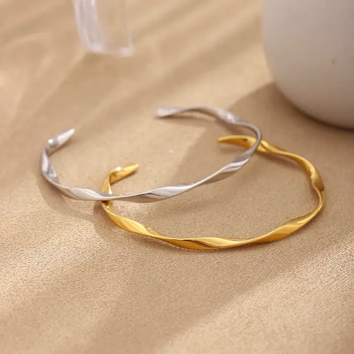 Bracelet ouvert torsadé fin E.B.belle Mobius plaqué or 18 carats ajustable hypoallergénique acier inoxydable pour femmes occasions spéciales elegant modern style