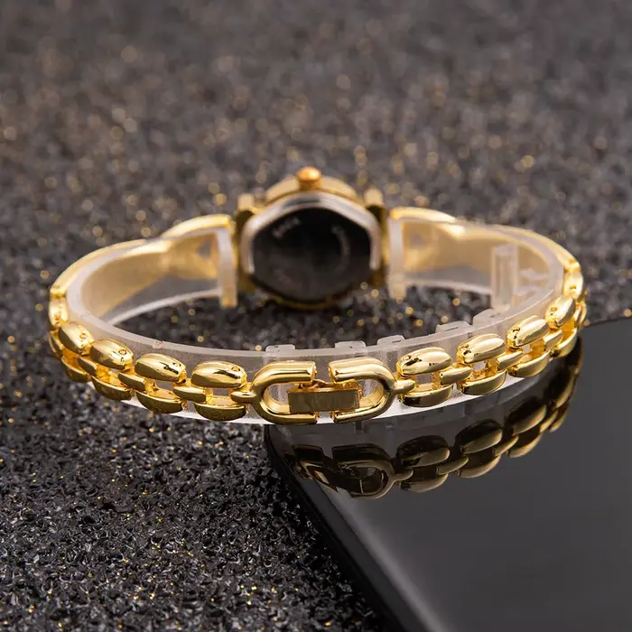 Montres fines en or pour femmes