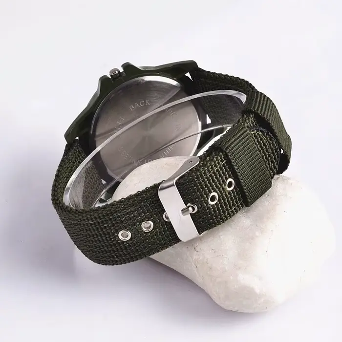 Montre JBAILI Vert Armée Style Militaire et Sportif Bracelet Nylon Hommes Occasions Spéciales