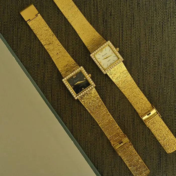Montre carrée de luxe pour femme en or avec lunette en strass