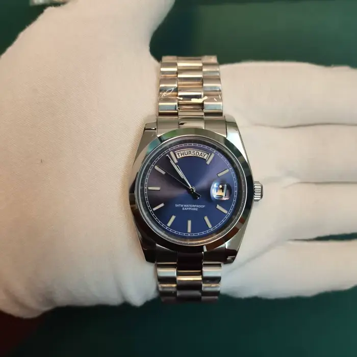 Montre homme Quartz saphir acier inoxydable résistante à l'eau pour occasions spéciales et activités quotidiennes