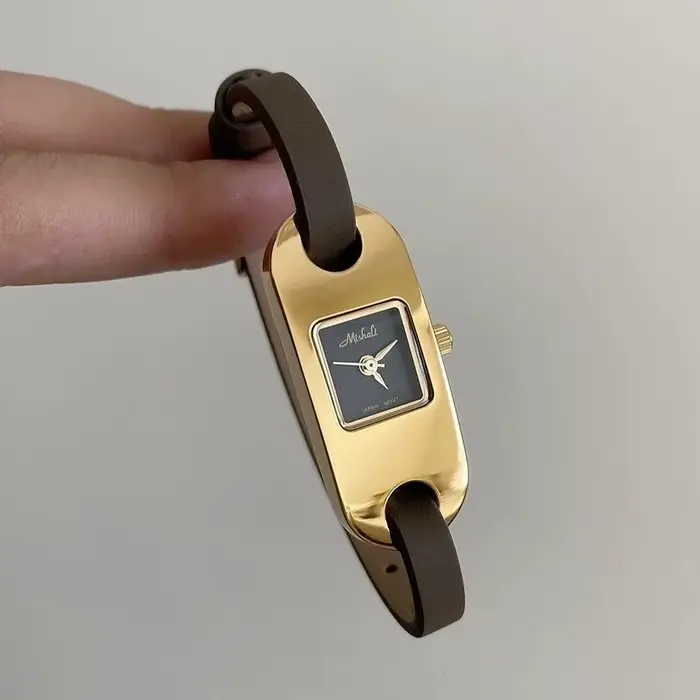 Montre à bracelet fin en cuir et or jaune pour femmes design rétro et élégant occasions spéciales et quotidiennes