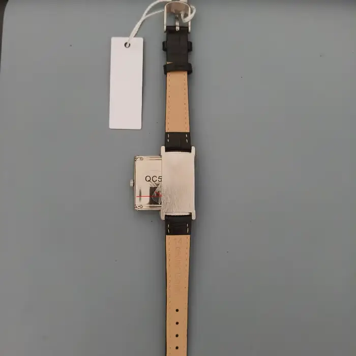 Nouvelle montre à quartz rétro carrée pour femme avec boîtier réversible et bracelet en cuir