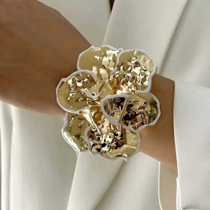 Bracelet ouvert exagéré en émail blanc à motif floral pour femme, grand bracelet en métal floral, br