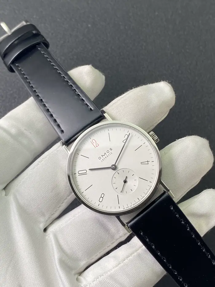 Montre mécanique manuelle ultra-fine de style Bauhaus