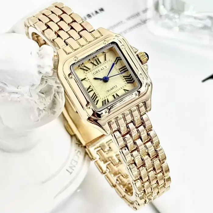 Montre en acier inoxydable carrée avec affichage en chiffres romains pour femmes occasions spéciales élégante à offrir