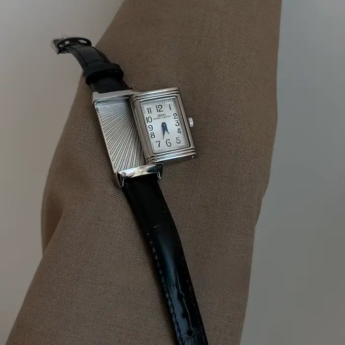 Nouvelle montre à quartz rétro carrée pour femme avec boîtier réversible et bracelet en cuir