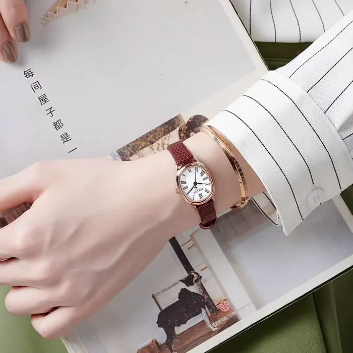 Petite montre ovale élégante pour femme