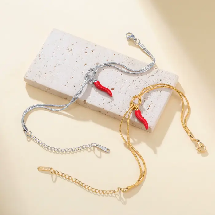 Bracelet en acier inoxydable avec breloque corne italienne émaillée rouge