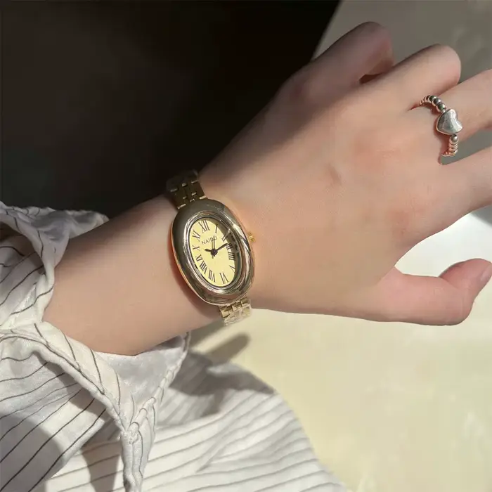 Offre spéciale montre de mode pour les femmes mi-ancien Style cadran ovale petite