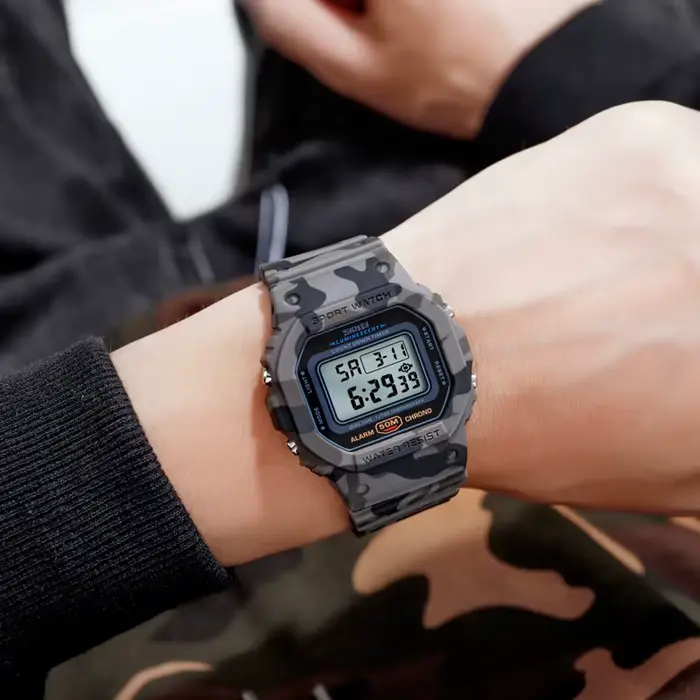 Montre numérique SKMEI 1628 pour hommes, affichage LED, résistance à l'eau, chronomètre, multifonctionnelle pour activités sportives et tenues quotidiennes