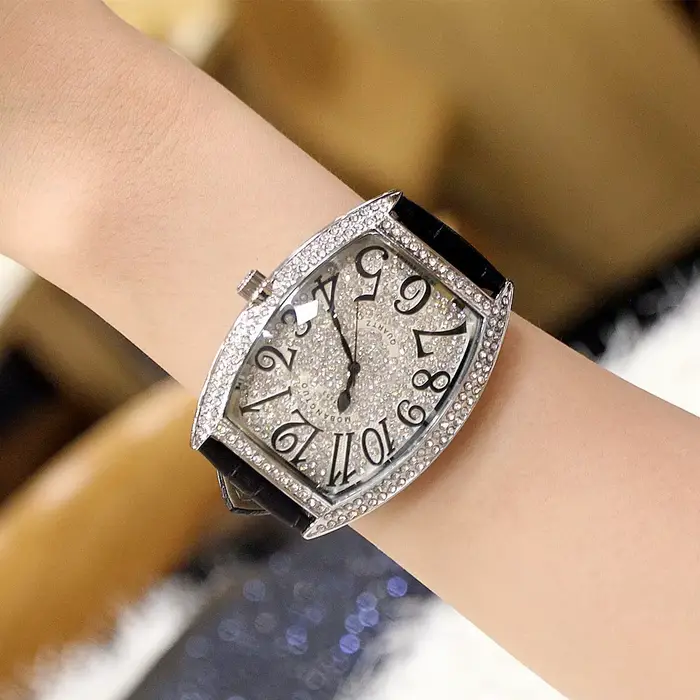 Montre DRNATA Quartz Tonneau avec Cadran Diamant Glacé Luxe pour Hommes Occasions Spéciales Élégante Bracelet Cuir Véritable