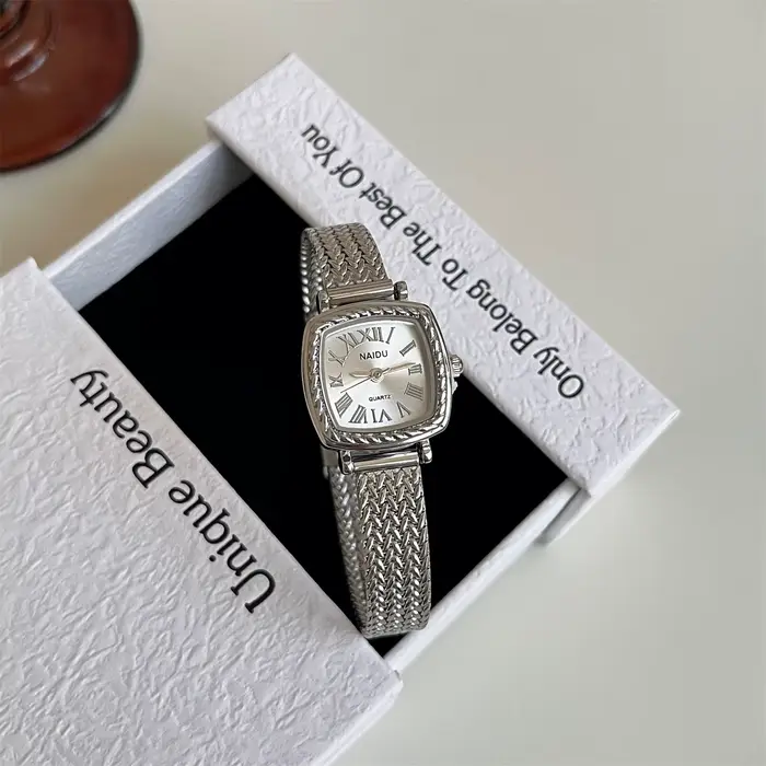 Montre pour femme carrée romaine dorée