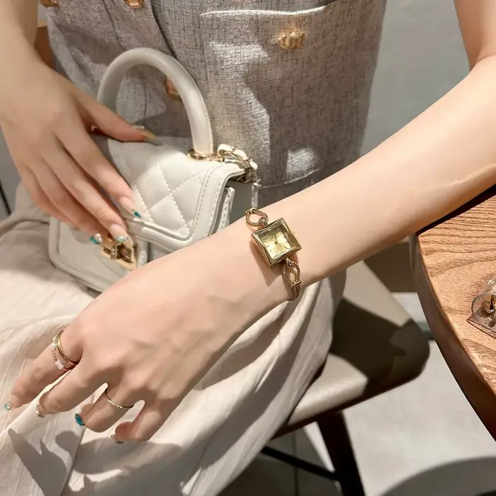 Nouveau luxe femmes montre en or mode carré Quartz montre-bracelet Simple exquis strass dames horloge cadeau Relogio Feminino