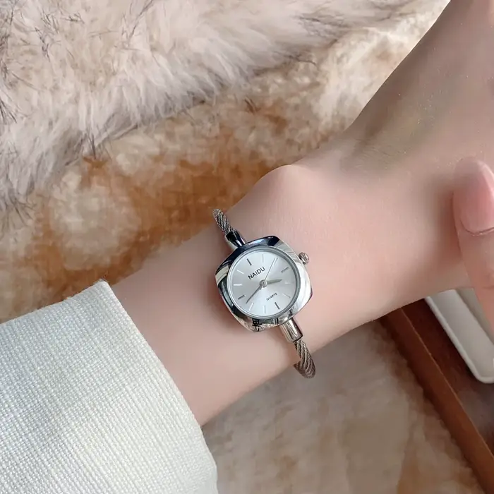 Montre-bracelet élégante pour femme avec bracelet fin doré
