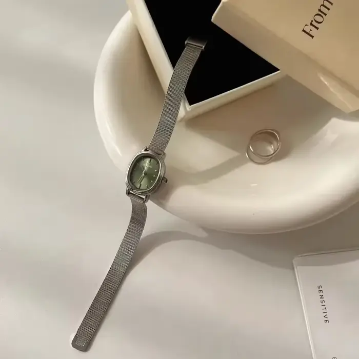 Montre verte simple en acier inoxydable pour femmes avec bracelet ajustable pour occasions spéciales et cadeaux d'anniversaire