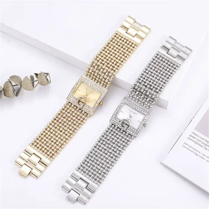 Montres carrées simples en or pour femmes