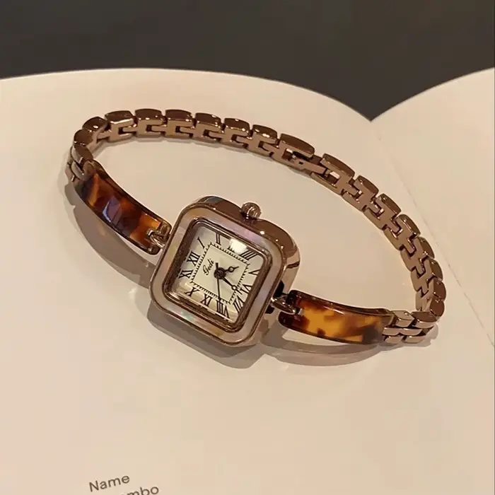 Montre de luxe vintage pour femmes avec chiffres romains et cadran carré quartz bracelet acier occasion spéciale à offrir