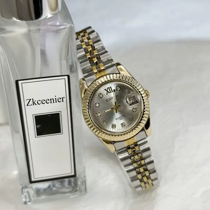 Bande d'acier dorée montre pour femme diamant clouté calendrier