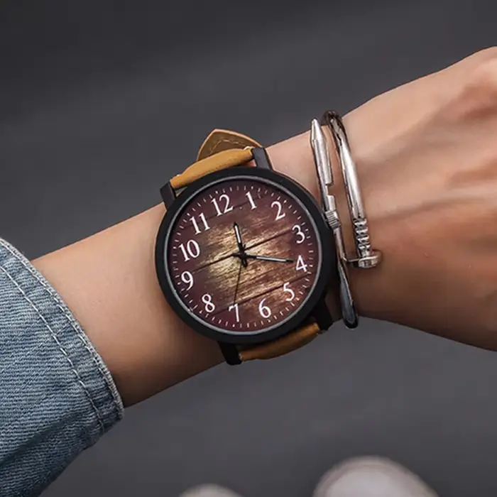 Montre-bracelet en acier inoxydable avec bracelet en cuir imitation bois pour homme et femme occasions sportives et élégantes