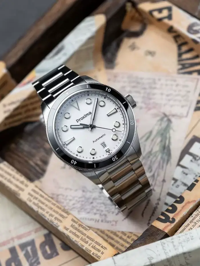 Montre Mécanique Vintage uni-dive PX1697 avec Cadran Blanc Emaillé et Résistance à l'Eau 20 Bars pour Hommes Occasions Spéciales
