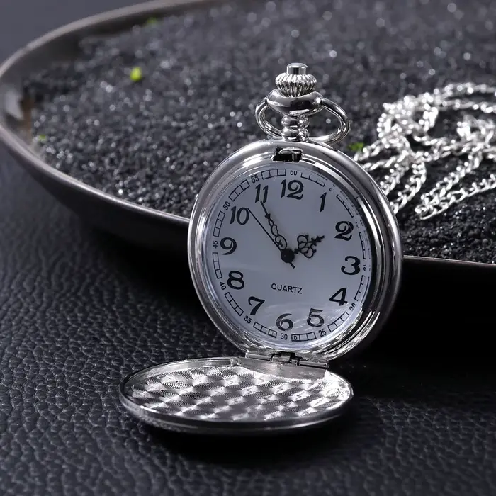 Montre de poche rétro blanche avec chaîne pour hommes et femmes élégante et chic pour collection et occasions spéciales