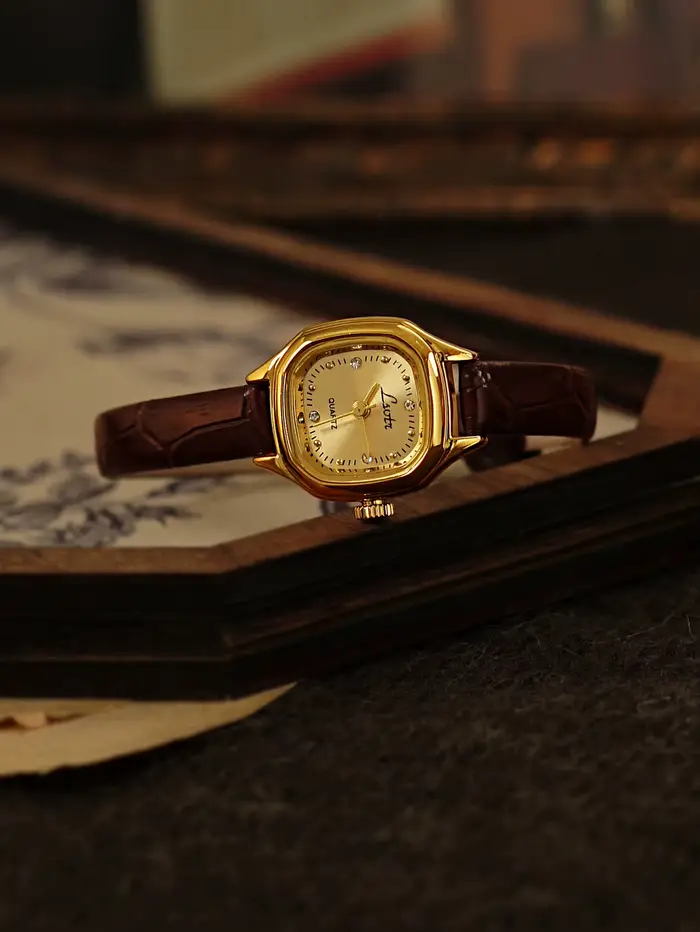 Montre mini dorée à cadran carré style vintage bracelet en cuir marron résistant à l'eau pour femme occasions spéciales